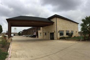 Motel Pearsall Inn And Suites