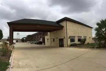 Motelli Pearsall Inn And Suites