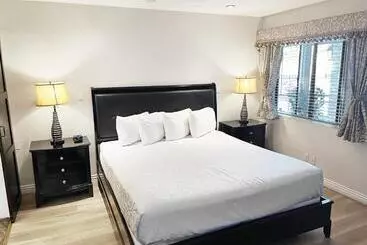 ホテル Catalina Courtyard Suites
