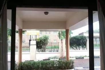 هتل Lillian Towers