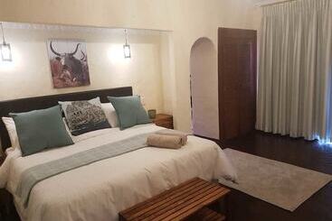 پانسیون Airport Tower Lodge