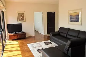 아파트 3, 2 4 Warley By The Sea