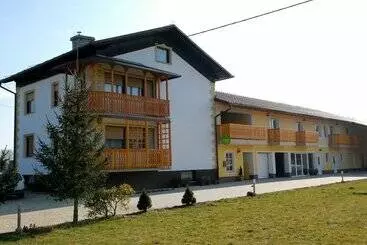 هتل روستایی Tourist Farm And Beekeeping Salamun