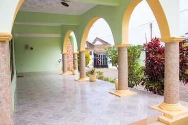 Aamiaismajoitus (B&B) Jayliz Lodge Tema