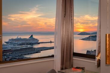 پانسیون Royal Suitessky