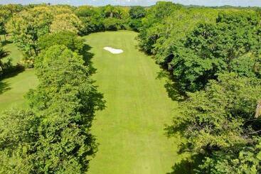 ホテル Roaring River Golf & Accommodations