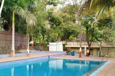 هتل Hiranya Resorts