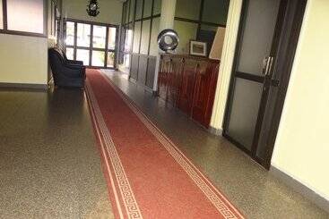 هتل Hôtel Vallée Des Rois