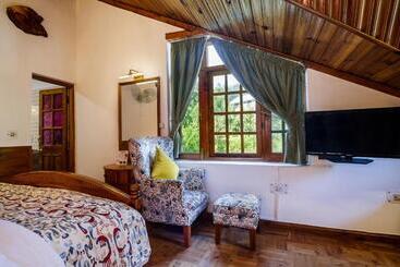 ホテル Marys Cottages