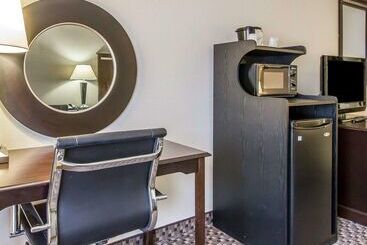 בית מלון כפרי Quality Inn Macomb Near University Area
