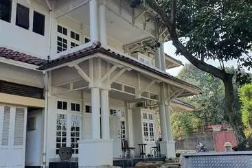 تختخواب و صبحانه La Rengganis