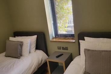 Pensiune Open Acres Accommodation And Airport Parking