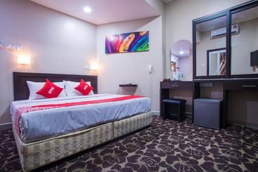 Adak Hotel By Oyo Rooms