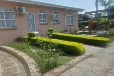 Aamiaismajoitus (B&B) Ekupholeni Garden Villas