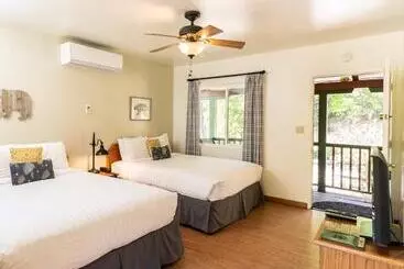 Отель Buckeye Tree Lodge