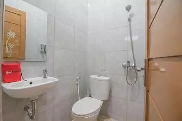 ペンション Reddoorz Plus Near Syamsudin Noor Airport 3