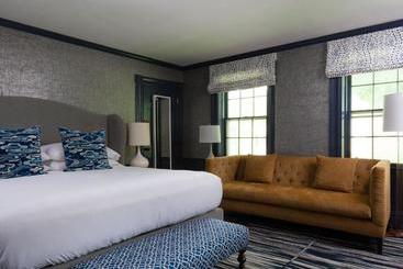 فندق Captain Fairfield Inn