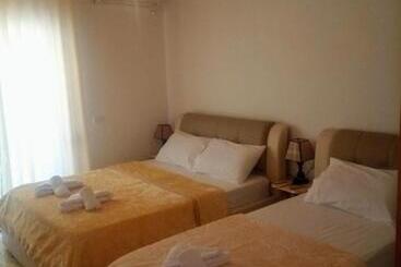 بنسيون Nako Guest House Bar&restaurants