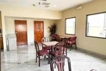 호텔 Rodeway Inn & Suites