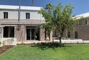 تختخواب و صبحانه The Windhoek Luxury Suites