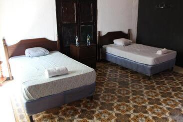 پانسیون Hostal Velvet Plaza