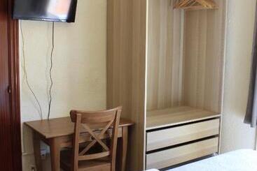 פנסיון Hostal La Romànica