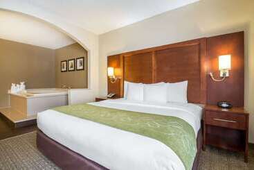 Отель Comfort Suites At Woodbridge