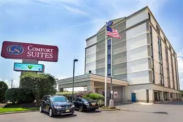 Отель Comfort Suites At Woodbridge