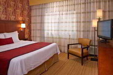 Отель Courtyard Philadelphia Willow Grove