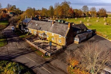 ベッドアンドブレックファースト The Red Lion At Hellidon