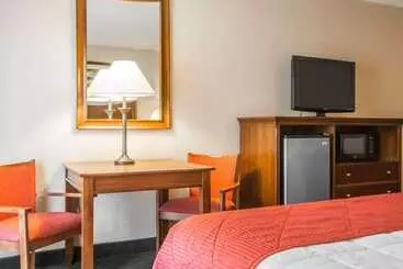 Otel Clarion Inn & Suites At The Outlets Of Lake George