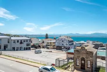 Majatalo Sandstone Manor