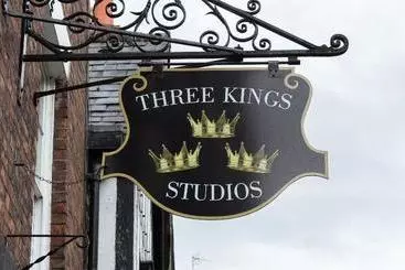 ペンション Three Kings Studios