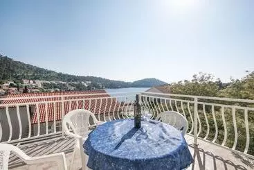 آپارتمان‌های توریست‌ها Apartments Brna Relax