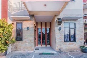 بنسيون Oyo Flagship 1462 Hunian Tinggal Megarich Sws