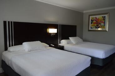 בית מלון כפרי Fairview Inn & Suites