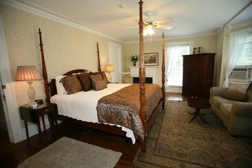 Отель Four Chimneys Inn