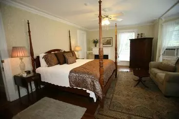 فندق Four Chimneys Inn