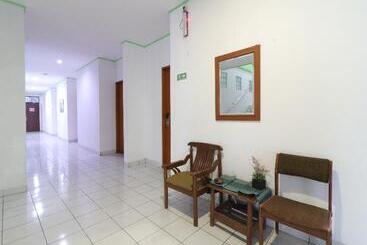 ホテル Huswah Airport