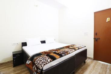 호텔 Spot On 46861 Tushir House