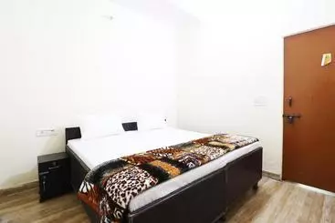 ホテル Spot On 46861 Tushir House