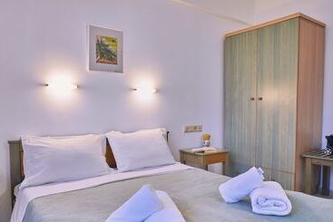 Dionysos Apartments & Studios