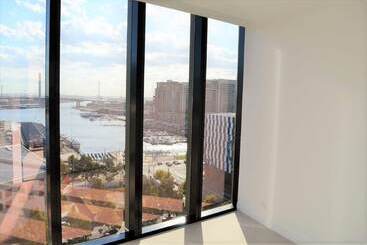 Жильё для туристов Readyset Apartments At Stadium