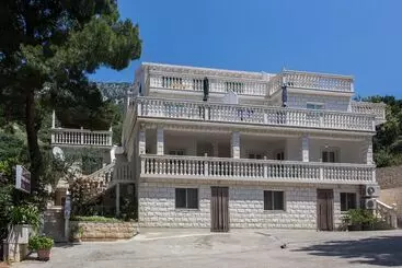 ツーリストアパートメント Apartments Villa Dingac   Borak
