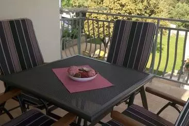 ツーリストアパートメント Apartments Villa Flora