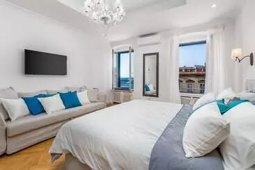 Turistihuoneistot Luxury Apartment Karolina Riva 101m2