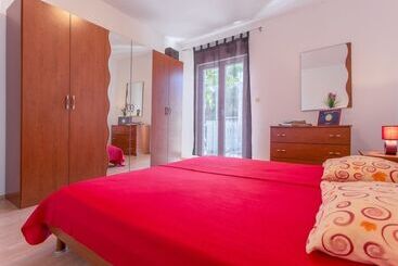 ツーリストアパートメント Apartments Dalmatia Blue