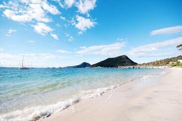 Жильё для туристов Oscars Pet Friendly Beach House 14 Tomaree Road