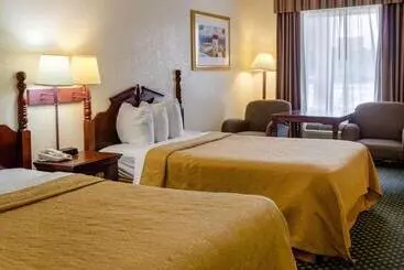 هتل Econo Lodge Inn & Suites