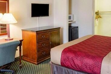 Отель Econo Lodge Inn & Suites
